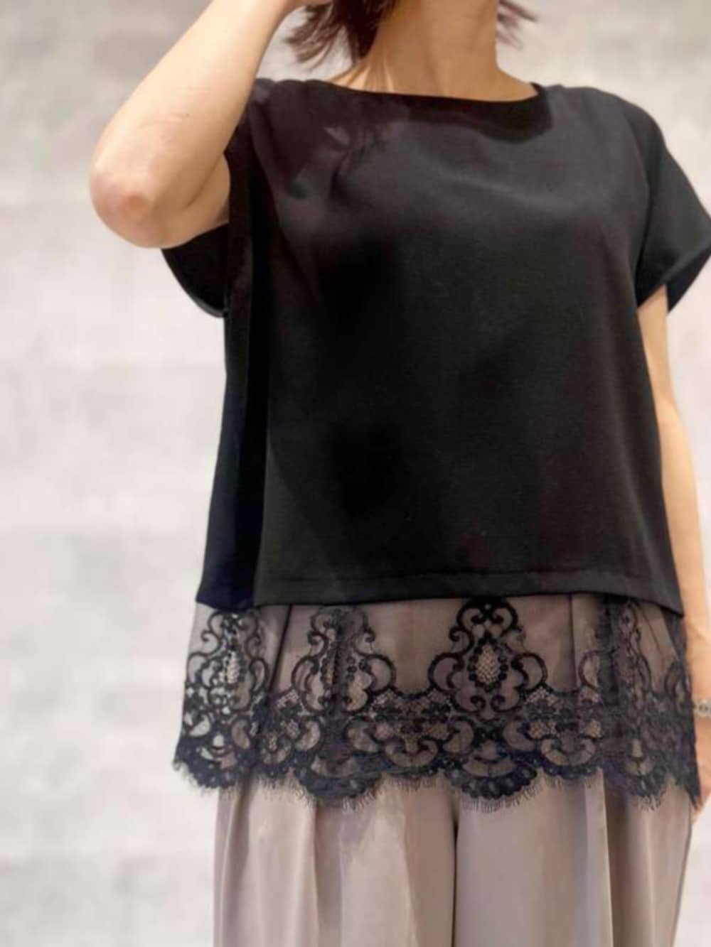 ブラック系のシャツ/ブラウス、グレー系のその他パンツを着用したレディースの夏コーディネートの2枚目の写真