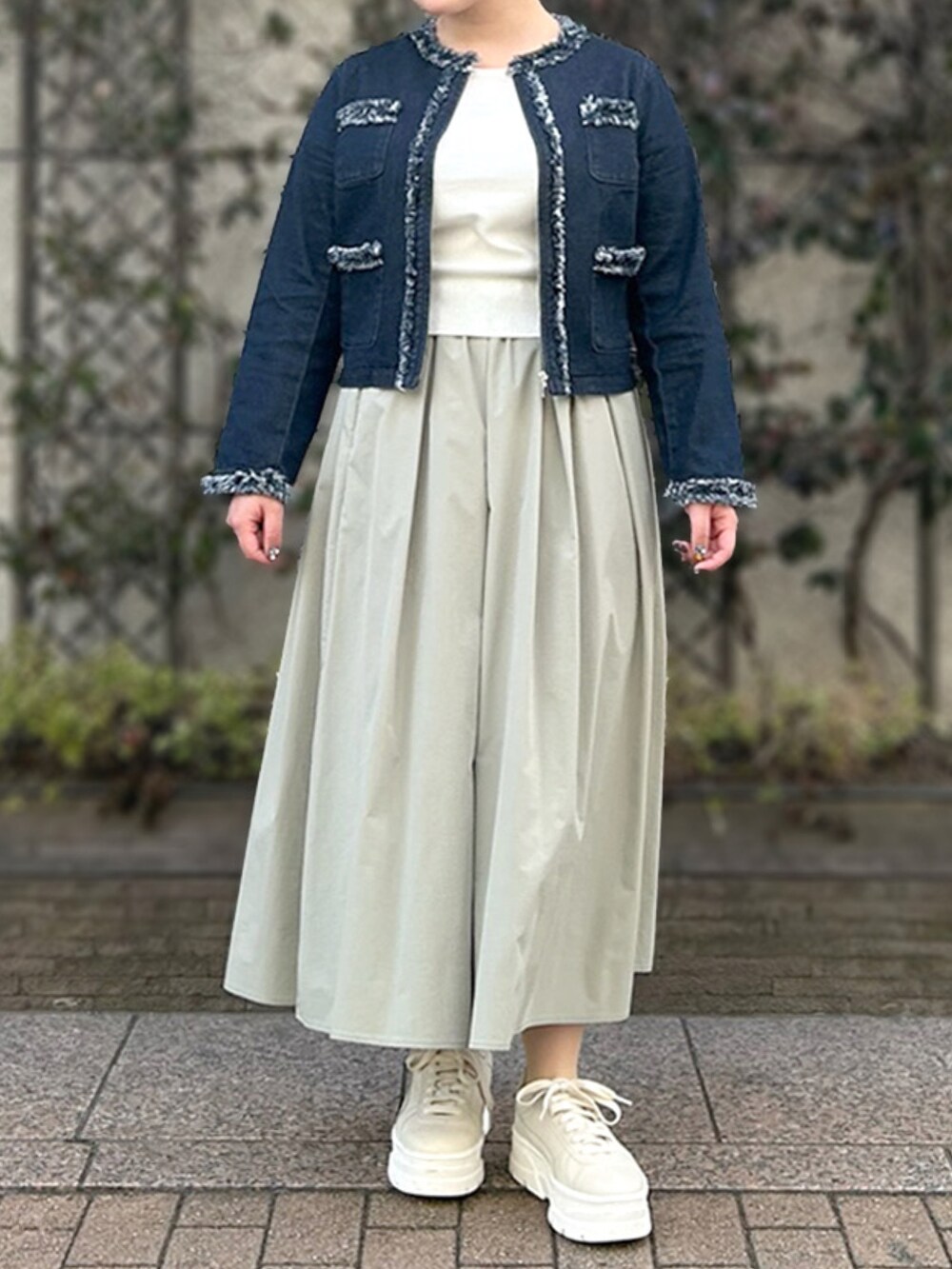 「ノーカラージャケット、デニムジャケット、ショート丈ジャケット、銀座店_MUTSUKI、STRAWBERRY-FIELDS、STRAWBERRY-FIELDS(STRAWBERRY-FIELDS)」｜「STRAWBERRY-FIELDSのアリコットストレッチ＿フリンジデニムジップアップジャケット　ノーカラージャケット（ノーカラージャケット、ブルー系）」を使った、STRAWBERRY-FIELDSさん（レディース・154cm）の冬コーディネートの3枚目の写真