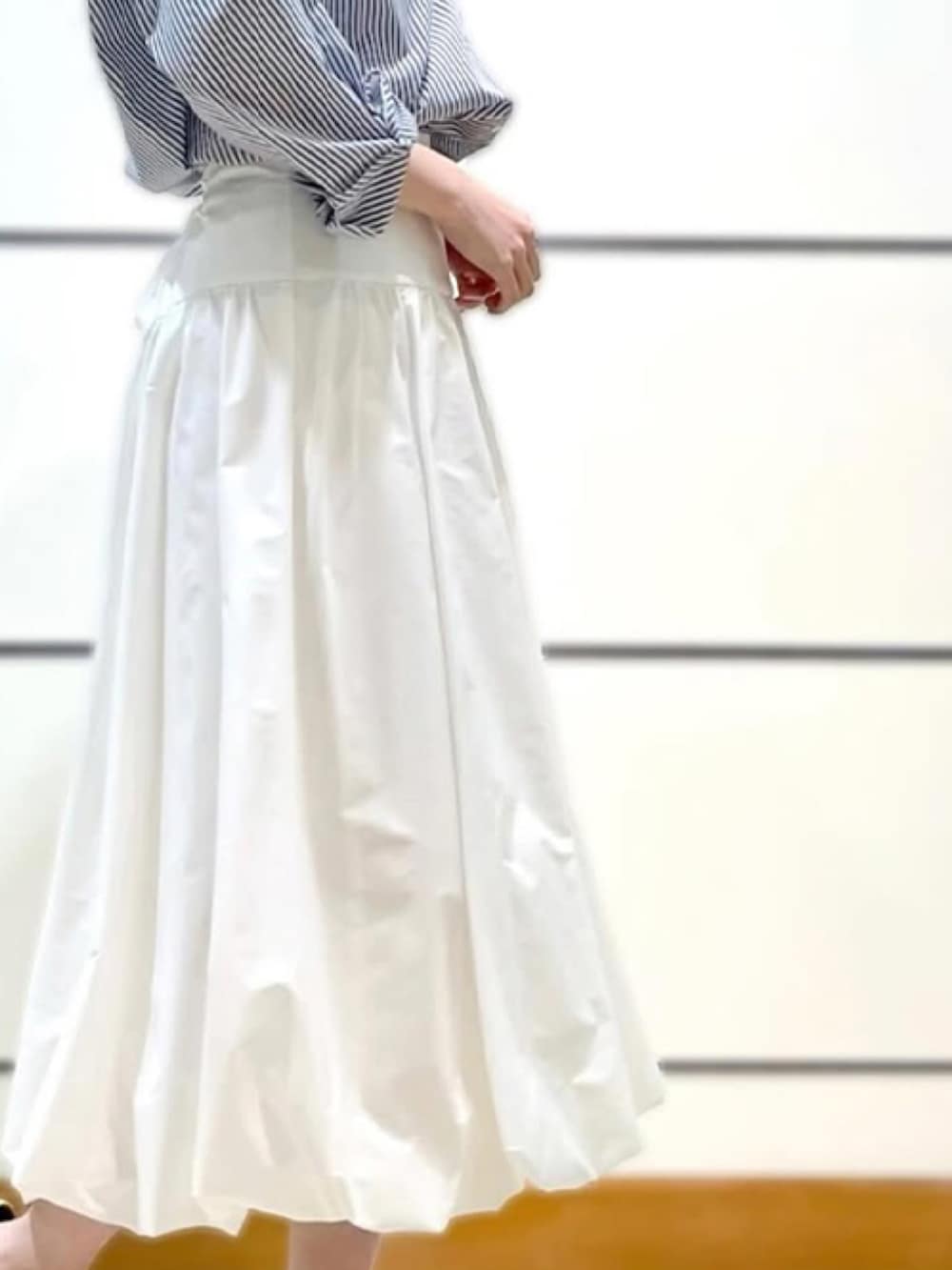 「フレアスカート、ストライプシャツ、きれいめカジュアル、デートコーデ、こなれ感、大人フェミニン、STRAWBERRY-FIELDS、オーバーサイズシャツ、ストロベリーフィールズ、天神地下街店_YUMENA」｜「STRAWBERRY-FIELDSのｵｰﾊﾞｰｻｲｽﾞｽﾄﾗｲﾌﾟｼｬﾂ（シャツ/ブラウス、ブルー系）」を使った、STRAWBERRY-FIELDSさん（レディース・166cm）の春コーディネートの3枚目の写真