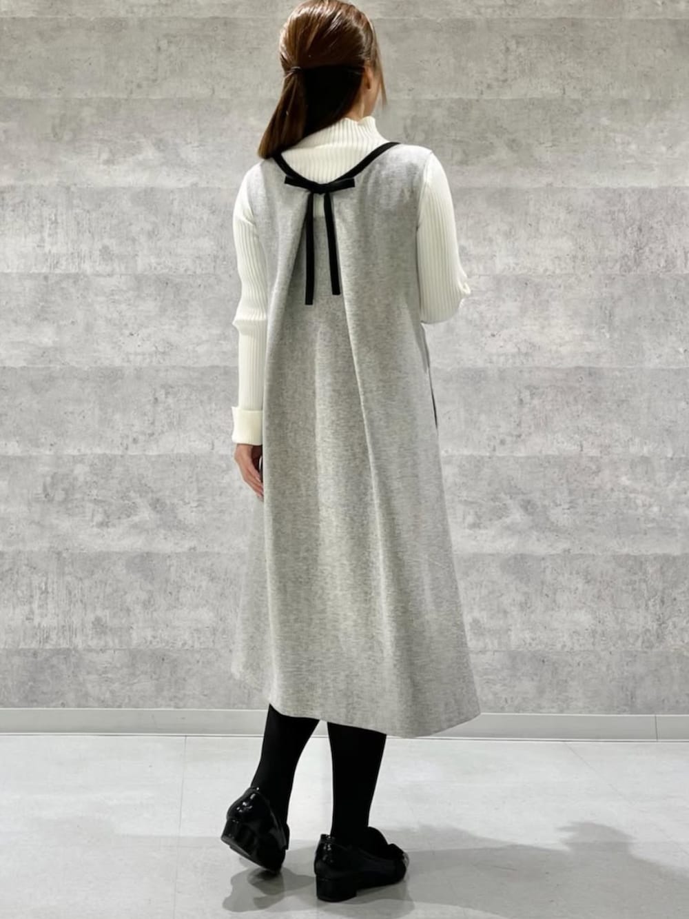 ホワイト系のワンピースを着用したレディースの冬コーディネートの2枚目の写真