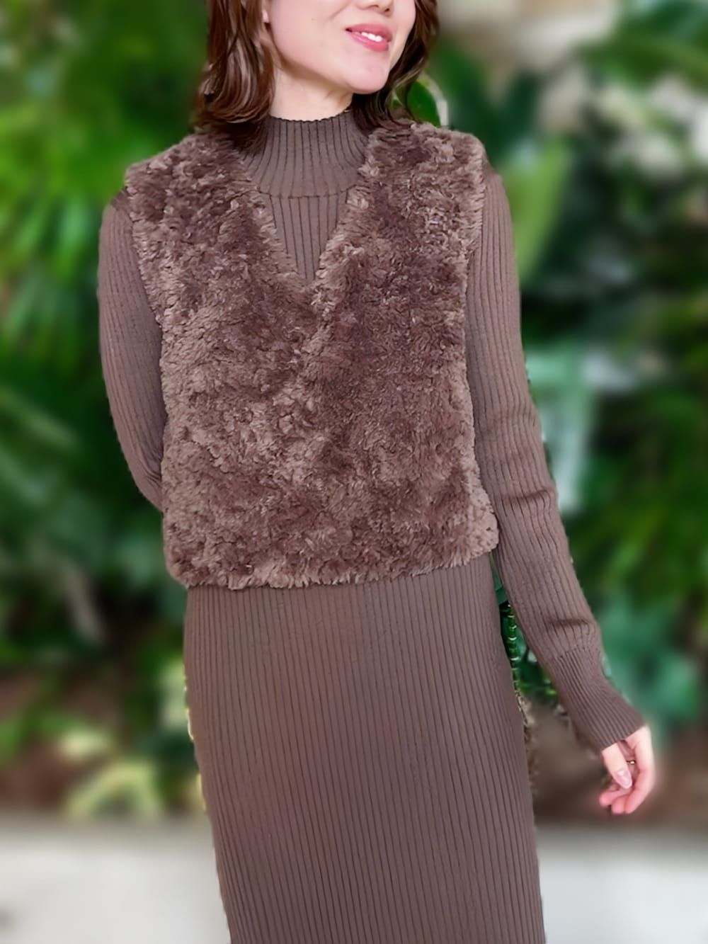 ブラウン系のワンピースを着用したレディースの秋コーディネートの3枚目の写真