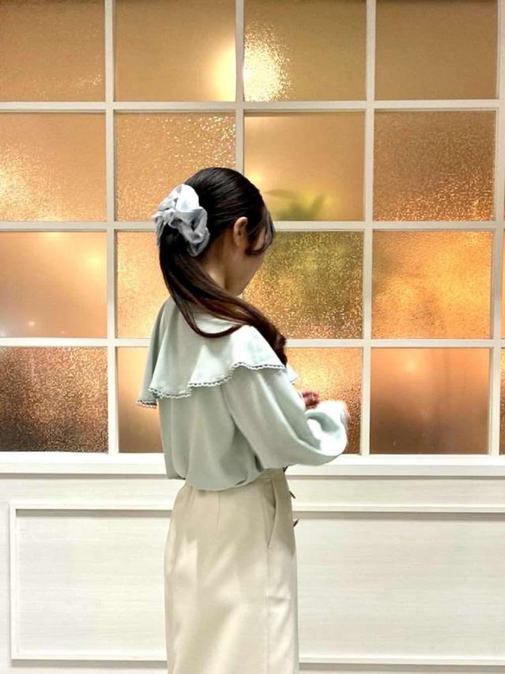 グリーン系のシャツ/ブラウス、ベージュ系のスカートを着用したレディースの春コーディネートの2枚目の写真