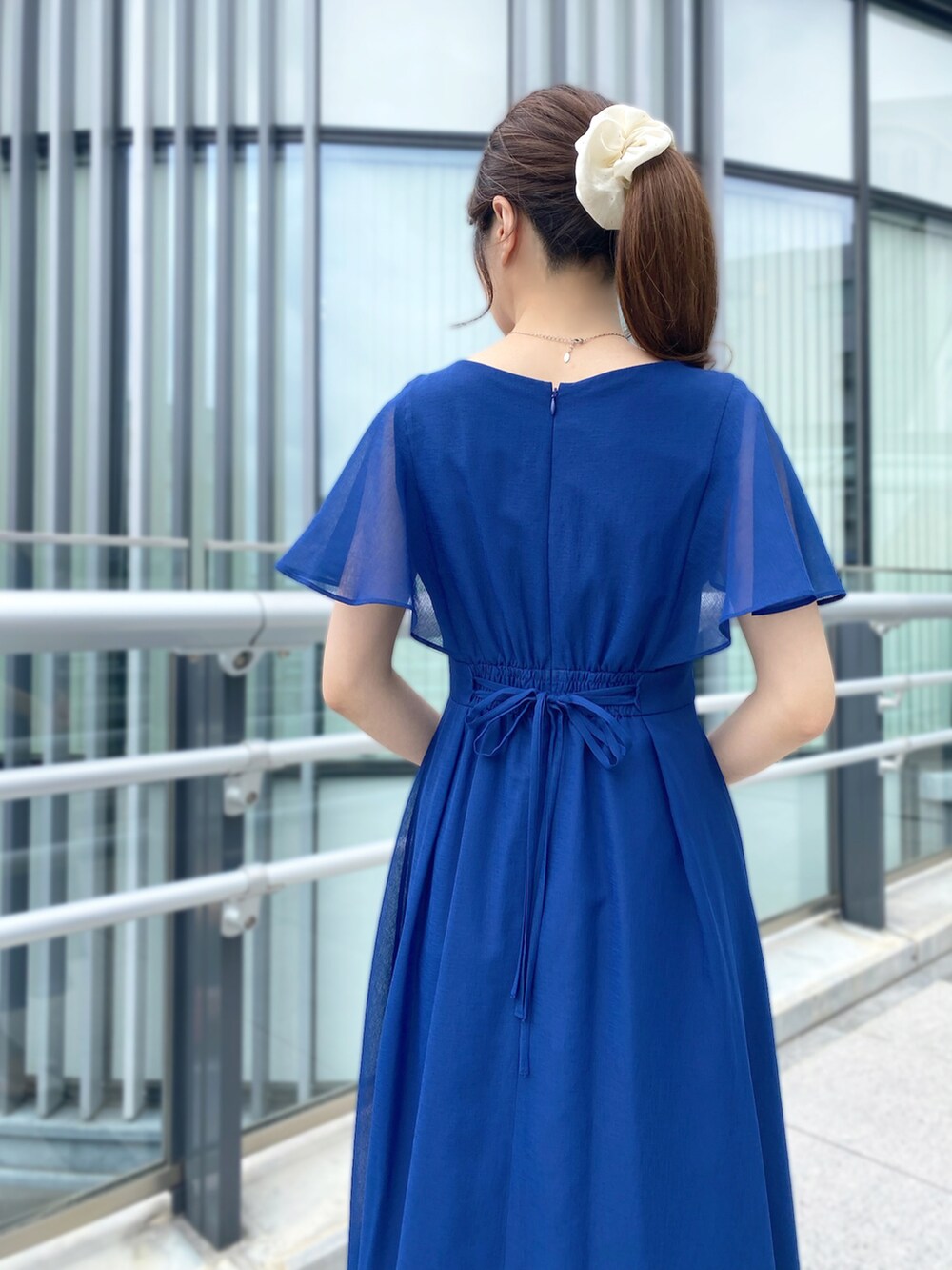 「夏ワンピース、STRAWBERRY-FIELDS、お呼ばれワンピース、二の腕カバー、ケープスリーブ、上品フェミニン、ピオレ姫路店_SERI、ミスティボイル素材」｜「STRAWBERRY-FIELDSのケープスリーブワンピース（ワンピース、ブルー系）」を使った、STRAWBERRY-FIELDSさん（レディース・159cm）の春コーディネートの4枚目の写真