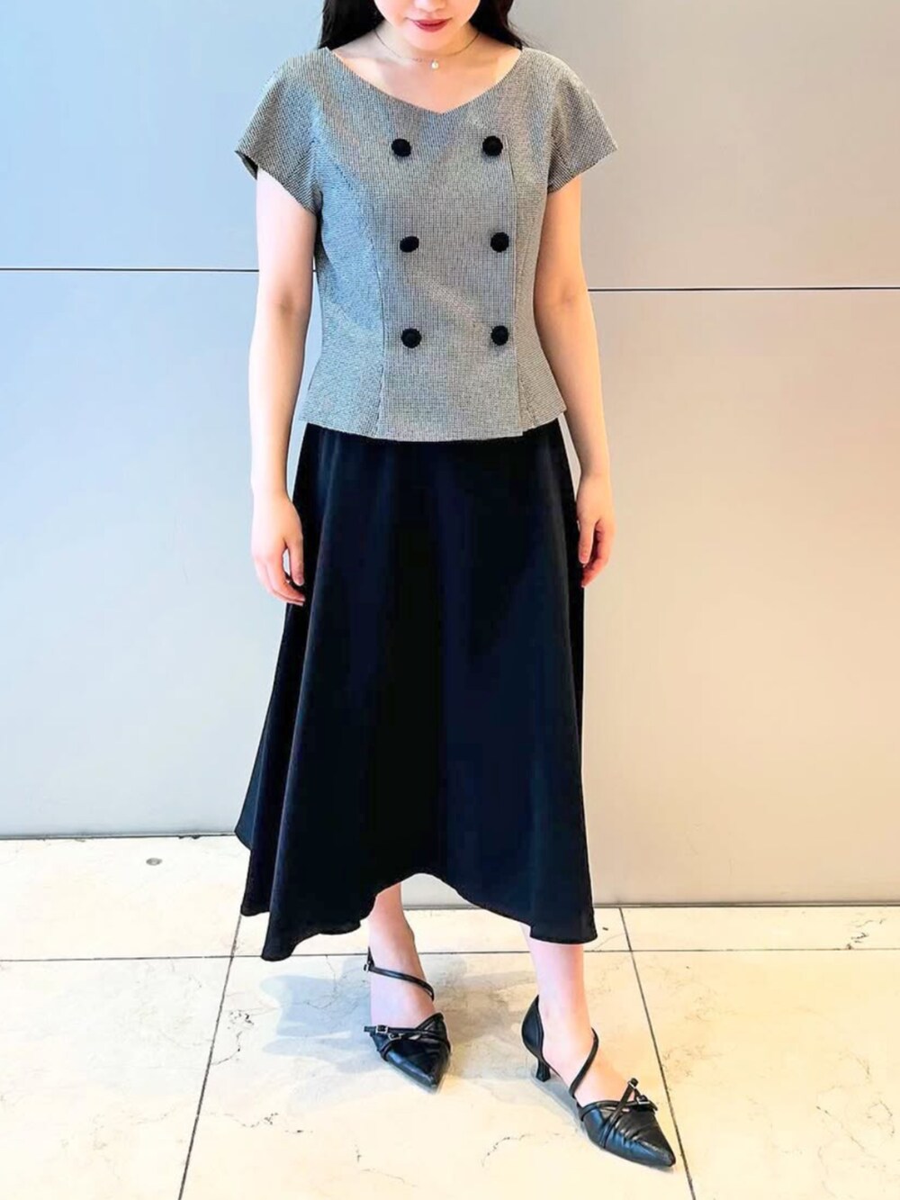 ブラック系のワンピースを着用したレディースの夏コーディネートの2枚目の写真