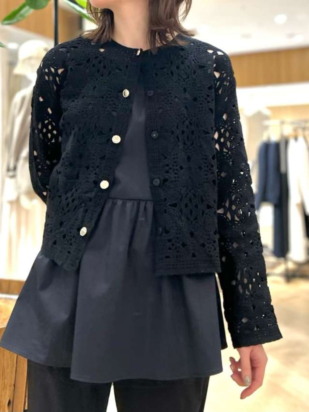 ホワイト系のその他アウター、ベージュ系のスカートを着用したレディースの春コーディネートの2枚目の写真