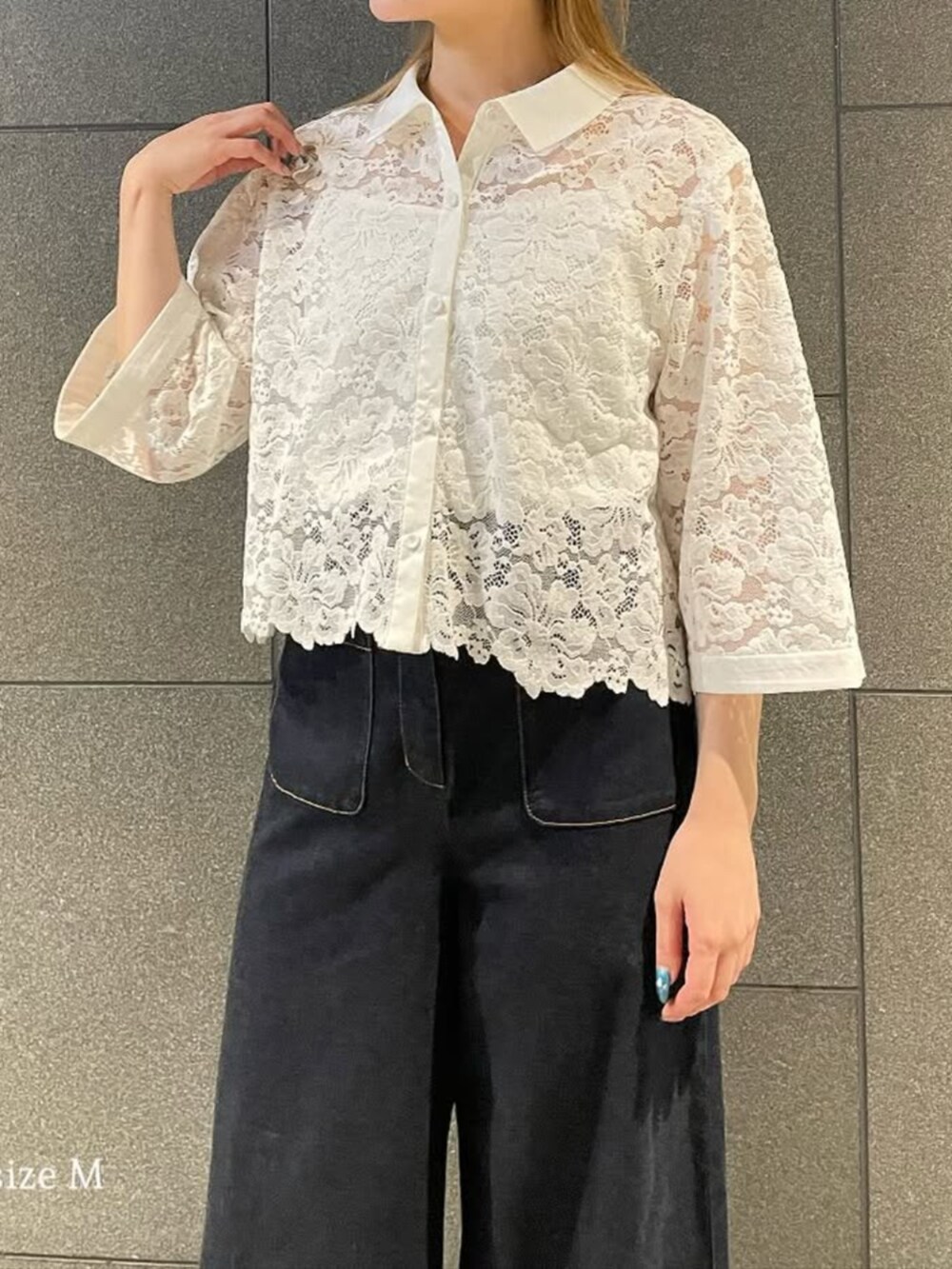 ブルー系のその他パンツ、ホワイト系のシャツ/ブラウスを着用したレディースの秋コーディネートの2枚目の写真