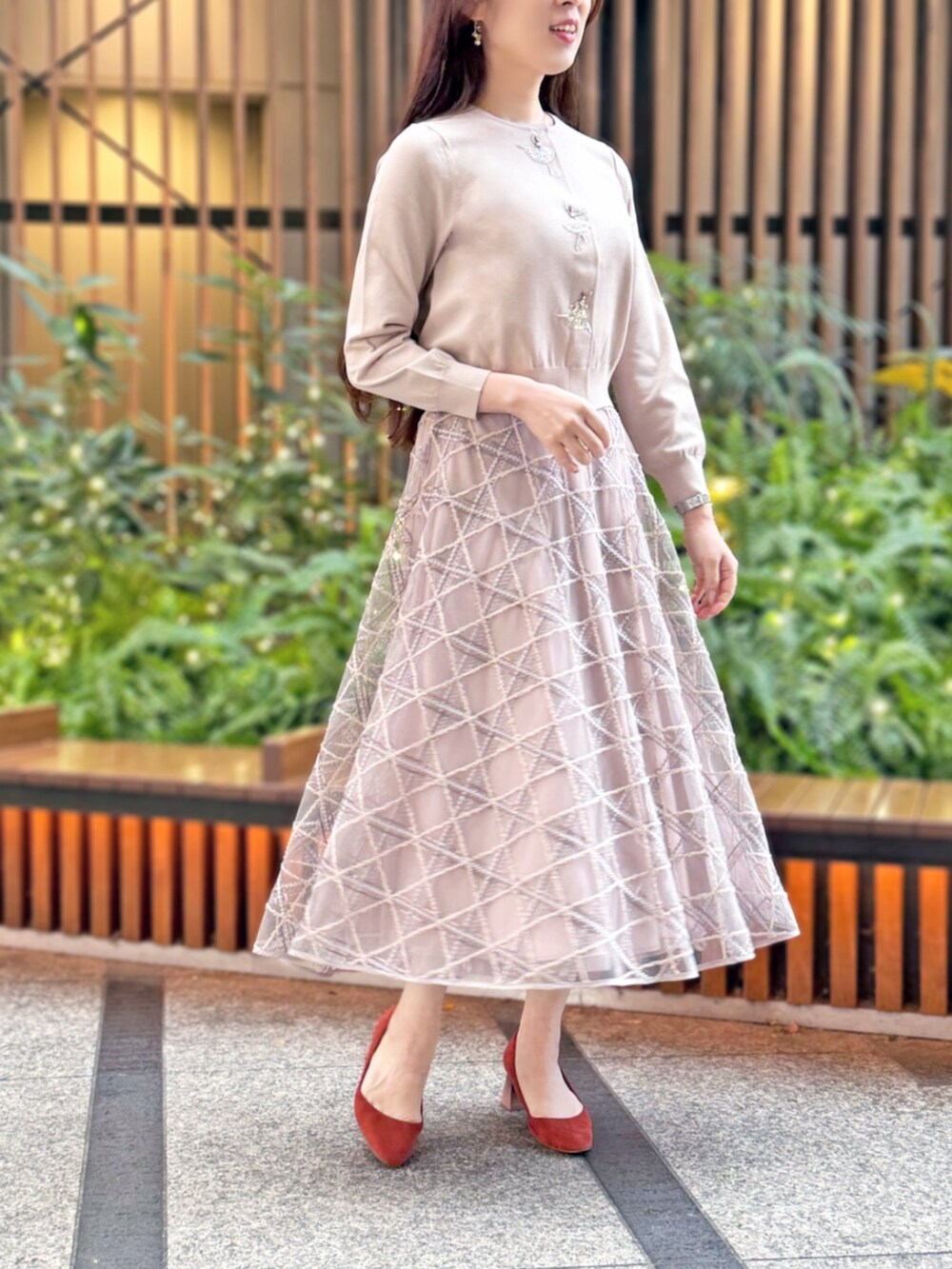 ピンク系のスカート、ピンク系のカーディガン/ボレロを着用したレディースの冬コーディネートの2枚目の写真