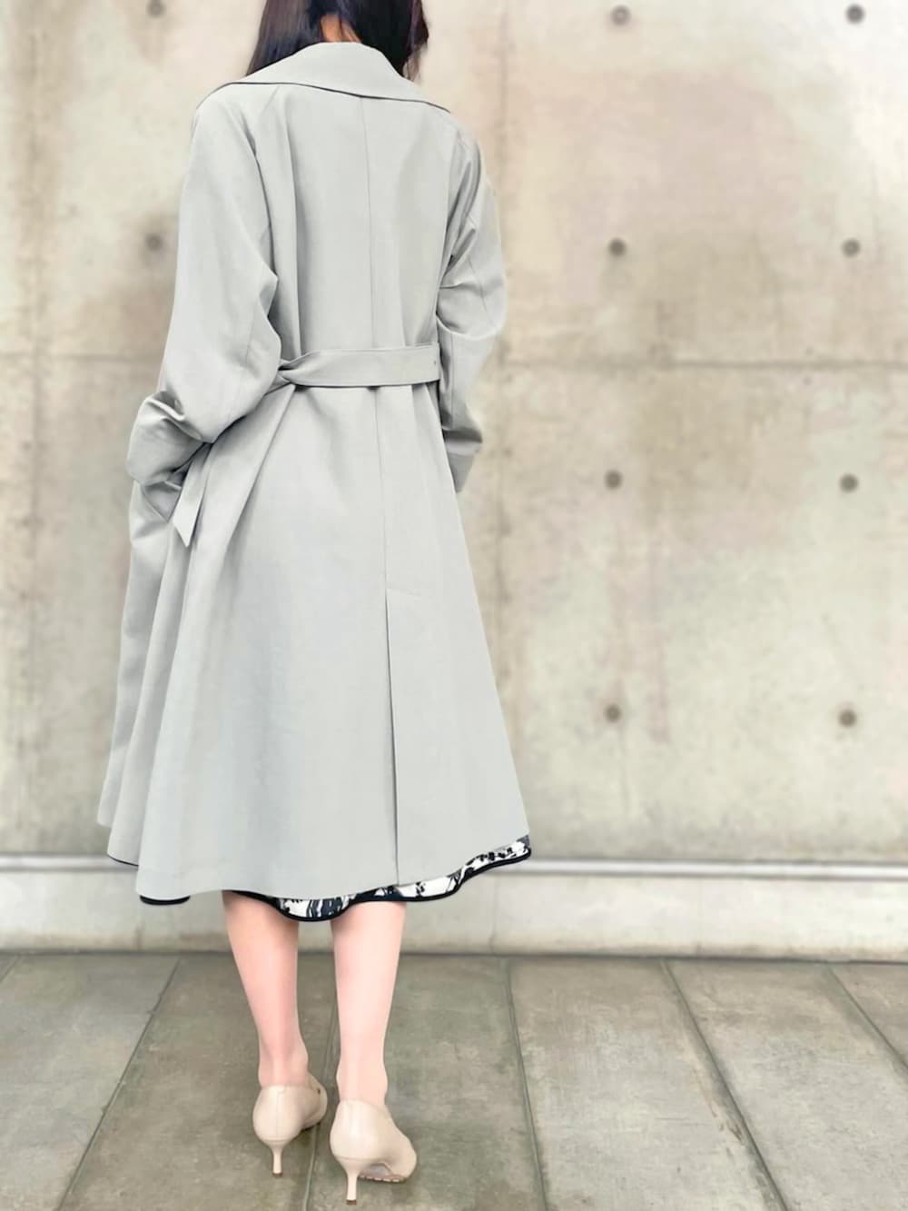 グリーン系のその他アウターを着用したレディースの秋コーディネートの4枚目の写真