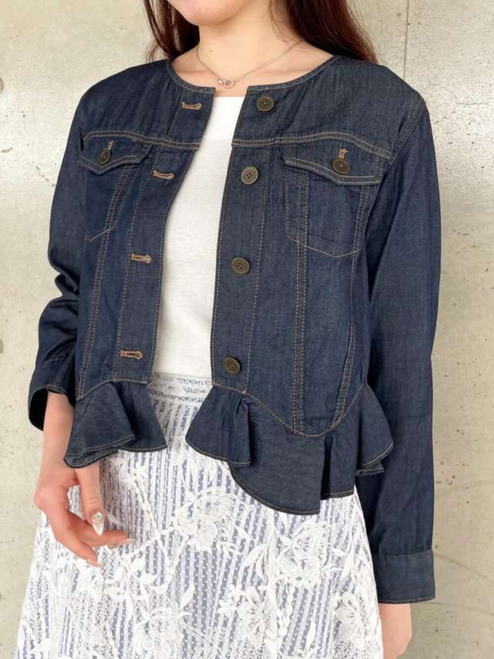 ブルー系のスカート、ブルー系のデニムジャケットを着用したレディースの春コーディネートの2枚目の写真