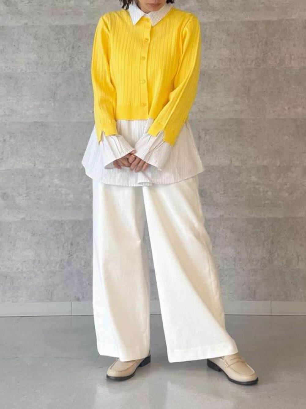 イエロー系のカーディガン/ボレロを着用したレディースの春コーディネートの2枚目の写真