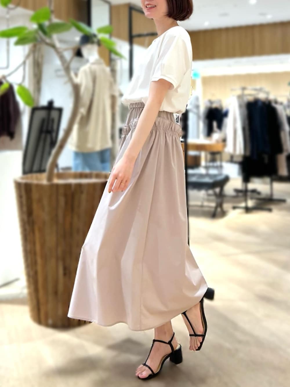 ベージュ系のワンピースを着用したレディースの冬コーディネートの2枚目の写真