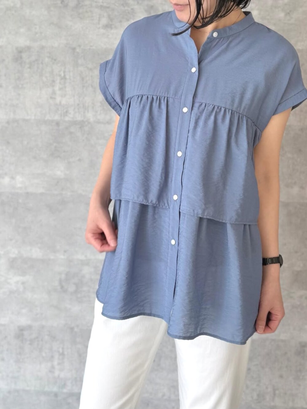 ホワイト系のその他パンツを着用したレディースの夏コーディネートの2枚目の写真