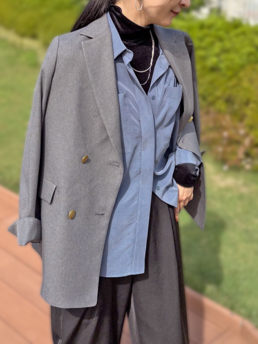 ブラック系のその他パンツ、ブルー系のシャツ/ブラウス、ブラック系のTシャツ/カットソーを着用したレディースの秋コーディネートの3枚目の写真