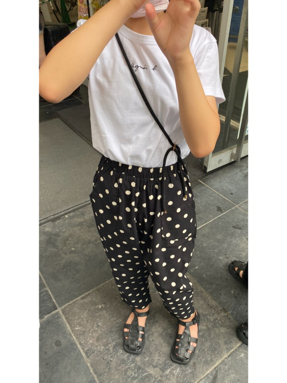ホワイト系のTシャツ/カットソー、ブラック系のその他パンツ、ブラック系のシューズを着用したキッズの夏コーディネートの2枚目の写真