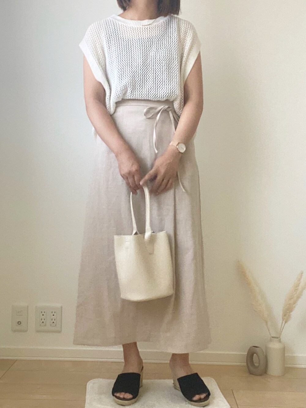 ベージュ系のスカート、その他のその他を着用したレディースの春コーディネートの3枚目の写真