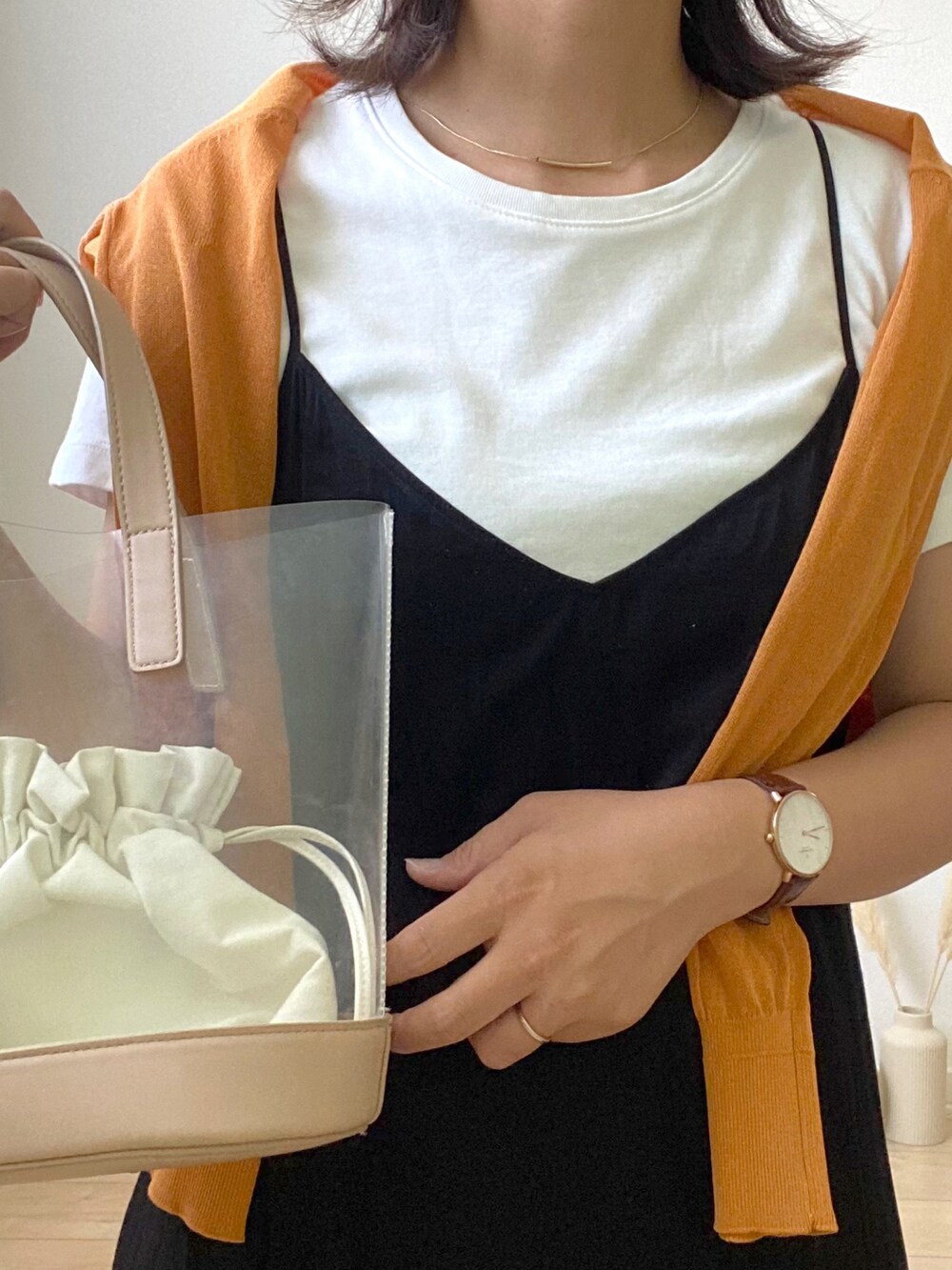 ホワイト系のTシャツ/カットソー、その他のサンダル、オレンジ系のカーディガン/ボレロを着用したレディースの夏コーディネートの2枚目の写真