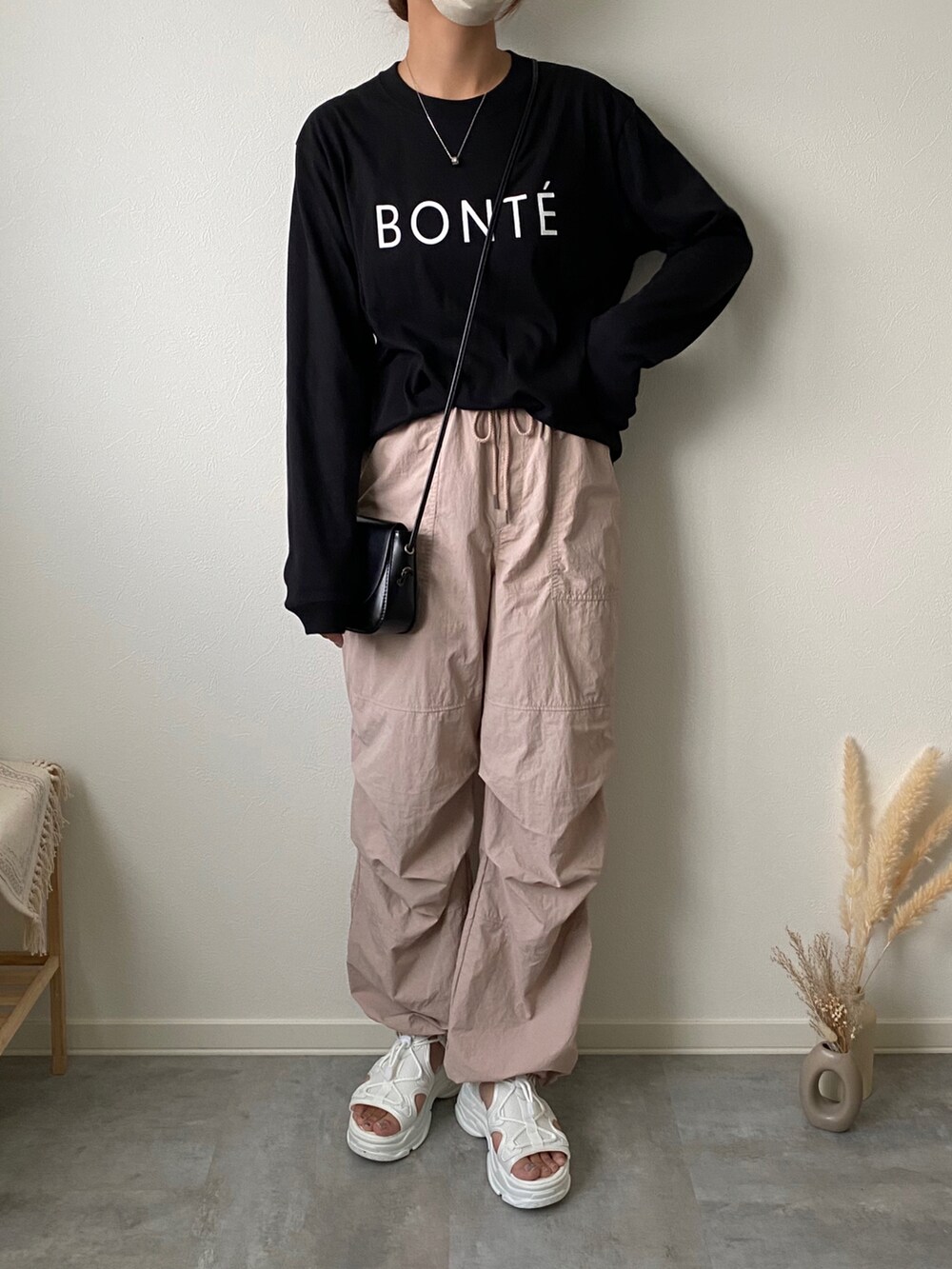 その他のTシャツ/カットソー、ホワイト系のサンダルを着用したレディースの夏コーディネートの2枚目の写真