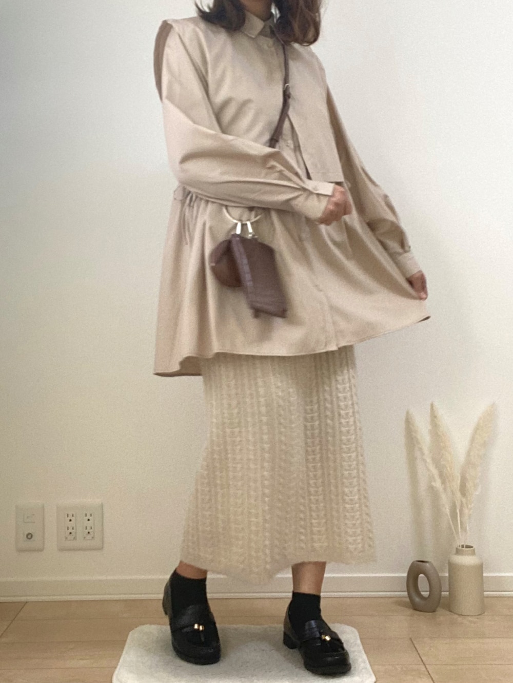 ベージュ系のシャツ/ブラウス、ブラウン系のショルダーバッグ、ベージュ系のスカートを着用したレディースの冬コーディネートの2枚目の写真