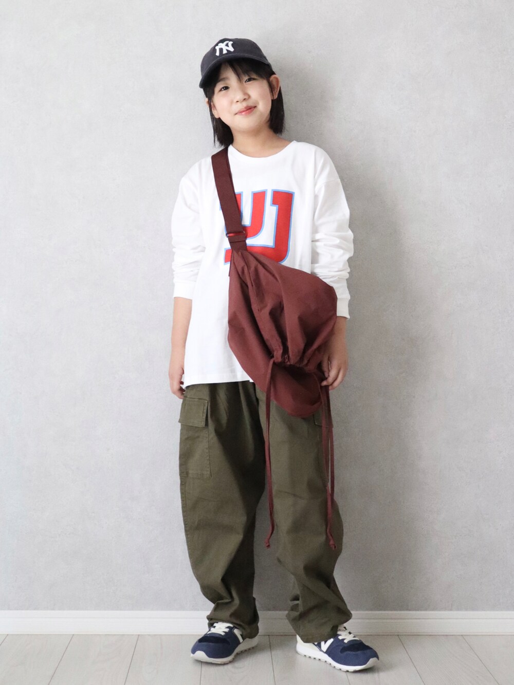 「ロンT、プチプラ、ロゴT、カーゴパンツ、ショルダーバッグ、UNIQLO、キャップ、スニーカー、New Balance、秋服準備はじめました、カラー×コーデ、休日スタイル、カジュアルコーデ」｜「DRC branshesの【WEB限定/DRC】綿100％bコレグラフィック長袖Tシャツ ロンT（Tシャツ/カットソー、ホワイト系）」を使った、teiccoさん（キッズ・130cm）の夏コーディネートの2枚目の写真