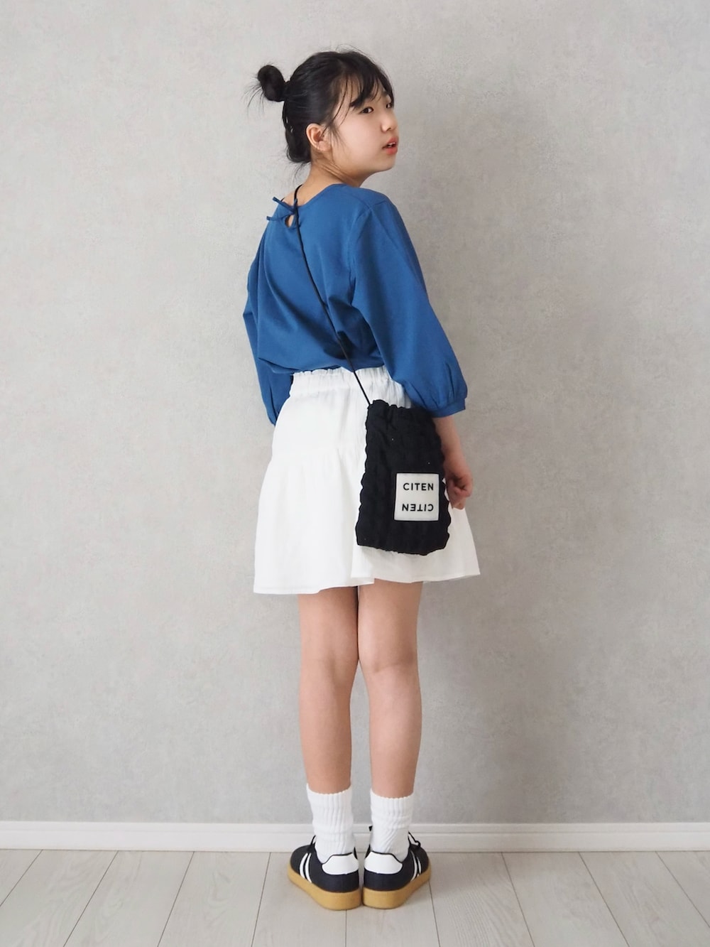「春コーデ」｜「ikkaの【親子おそろい】梨地裾レイヤー5分袖プルオーバー（120~160cm）（Tシャツ/カットソー、ブルー系）」を使った、teiccoさん（キッズ・152cm）の春コーディネートの2枚目の写真