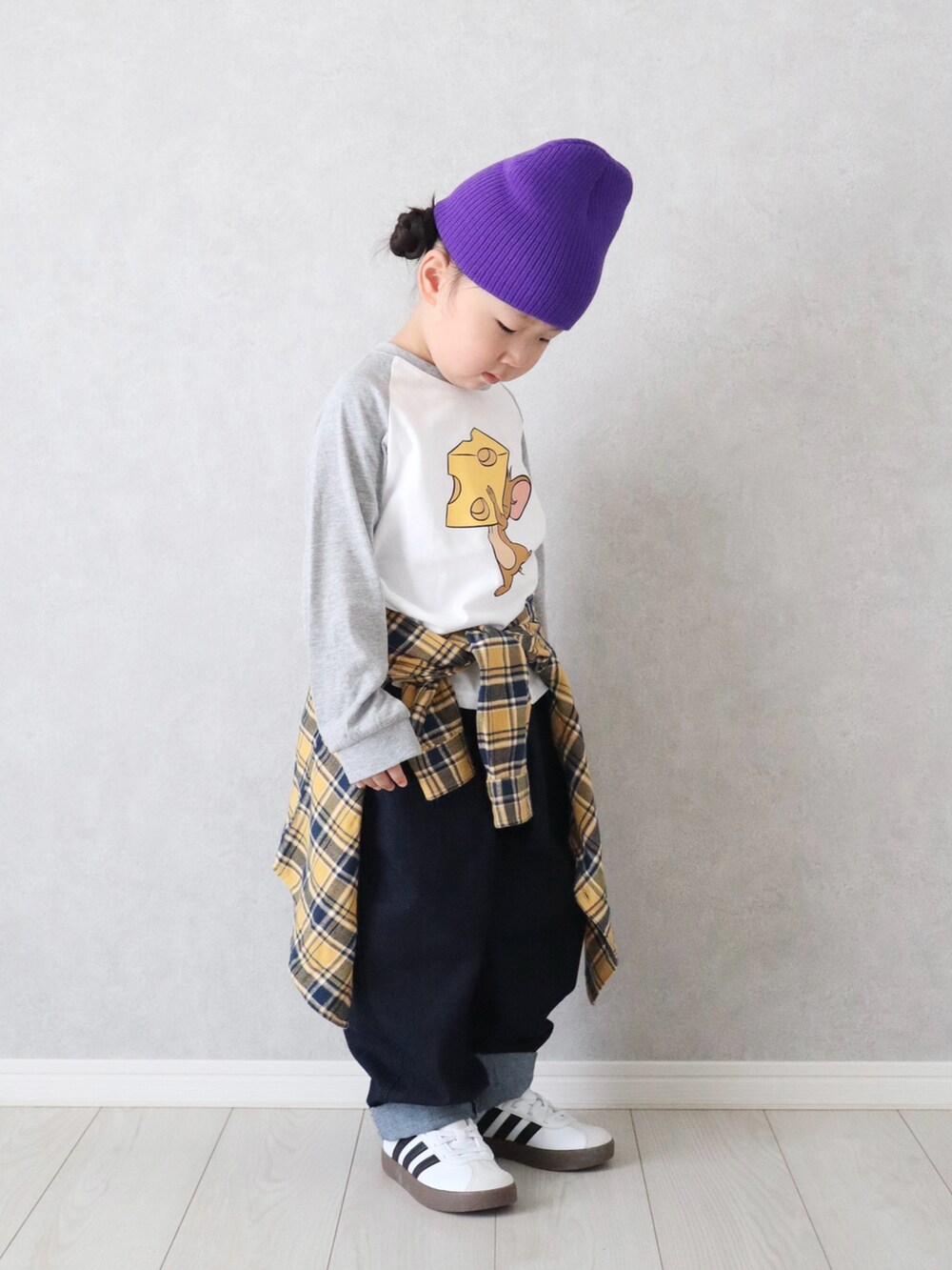 「アウトドアスタイル、秋コーデ、ラグランTシャツ、ロンT、デニム、UNIQLO、デニムパンツ、ニット帽、チェックシャツ、チェック、スニーカー、休日スタイル、お出かけコーデ」｜「Tom＆JerryのTOM&JERRY / トムアンドジェリー 長袖Tシャツ（Tシャツ/カットソー、その他）」を使った、teiccoさん（キッズ・146cm）の秋コーディネートの2枚目の写真