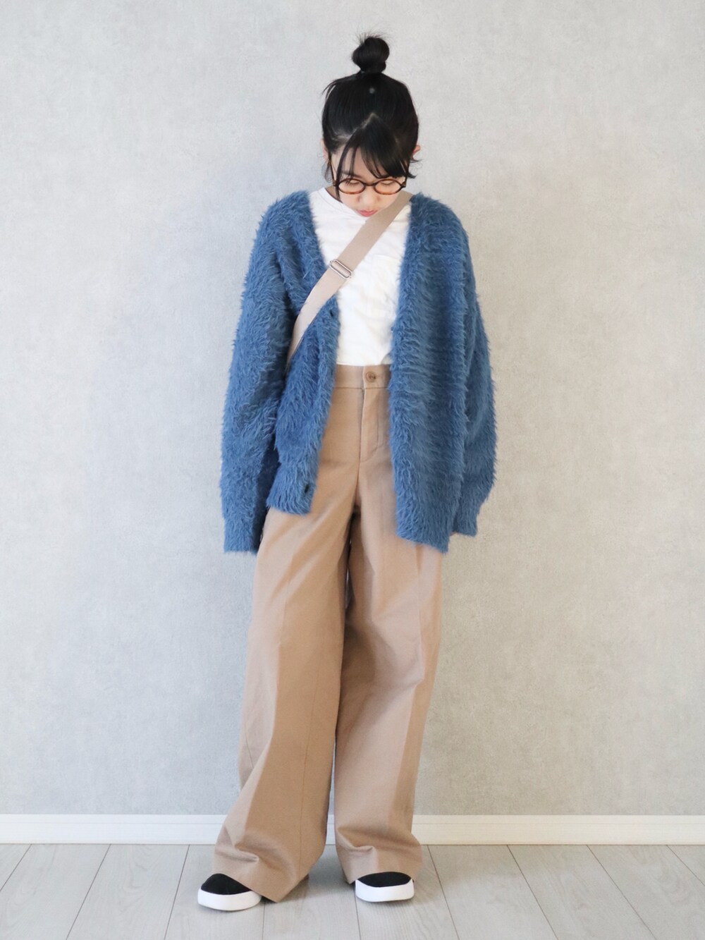 「冬コーデ、マイベストコーデ2024、ニット、カーディガン、レイヤードスタイル、ワイドパンツ、チノパン、UNIQLO、プチプラ、ショルダーバッグ、スニーカー、めがね」｜「tiptopのフェザーヤーンBIGカーディガン（カーディガン/ボレロ、ブルー系）」を使った、teiccoさん（キッズ・146cm）の冬コーディネートの2枚目の写真