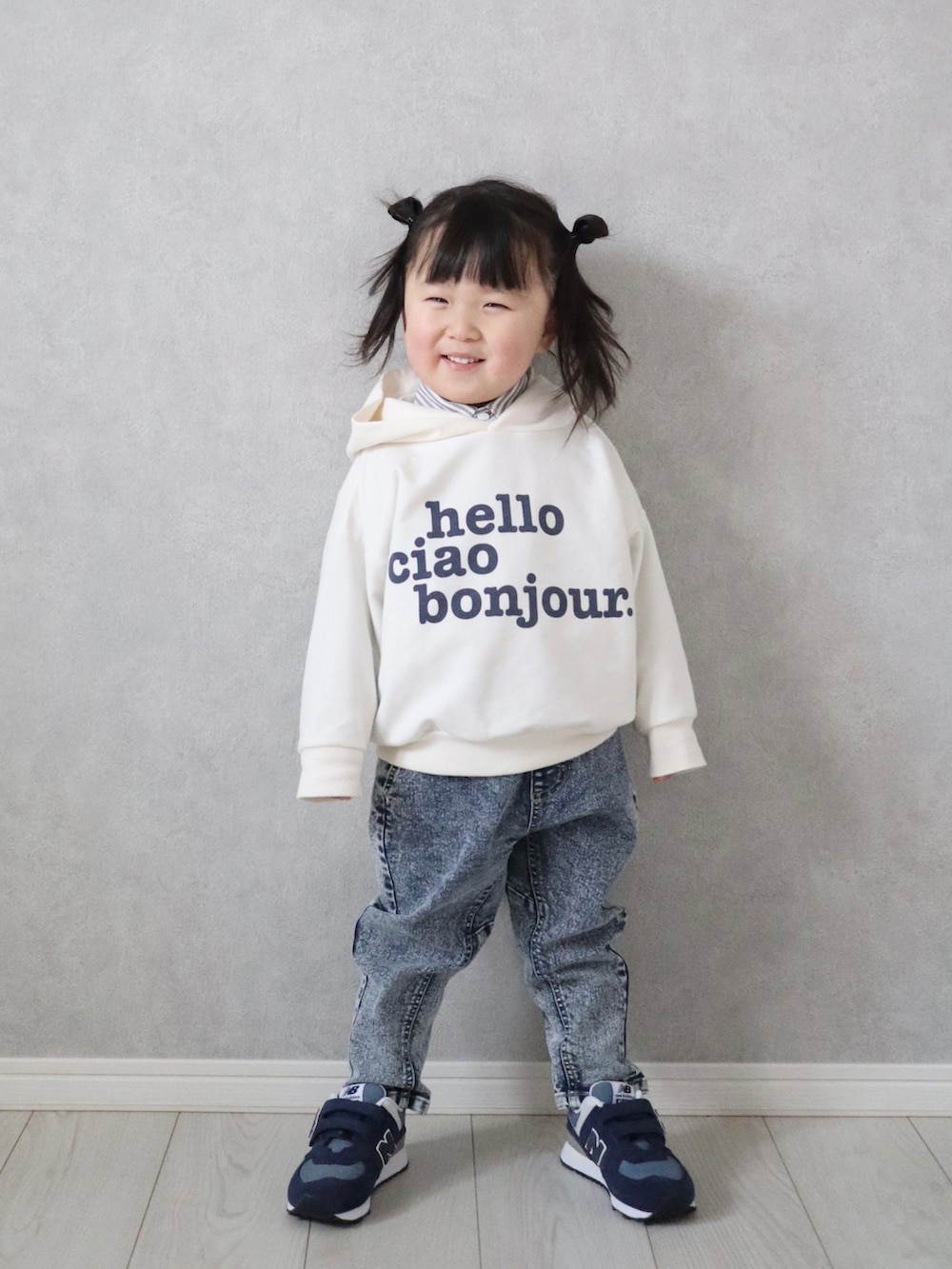 「デニムパンツ、デニム、私の推しブランド、Branshes、ストライプ、ロゴスウェット、パーカー、レイヤードスタイル、ワントーンコーデ、シャツスタイル、NEWBALANCE、スニーカー、カジュアルコーデ」｜「BRANSHESのガーデナーテーパードデニムパンツ（デニムパンツ、その他）」を使った、teiccoさん（キッズ・130cm）の冬コーディネートの2枚目の写真