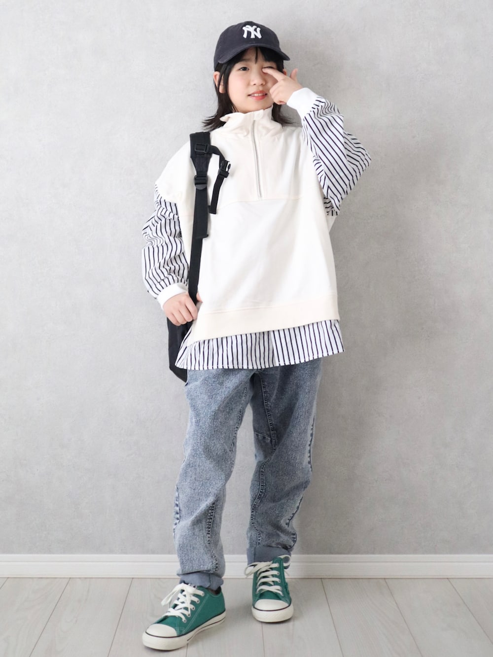 ホワイト系のスウェット、その他のデニムパンツ、ブルー系のキャップを着用したキッズの冬コーディネートの2枚目の写真