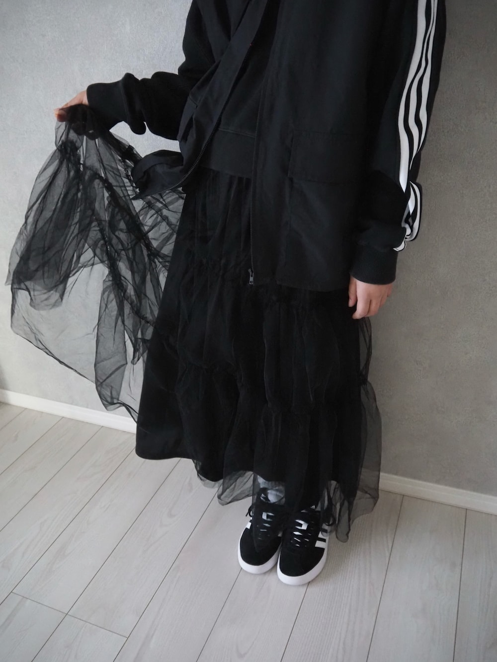 ブラック系のスカート、ブラック系のベストを着用したキッズの春コーディネートの3枚目の写真