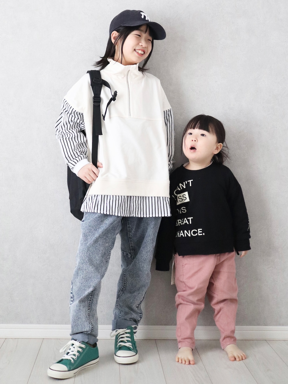 ホワイト系のスウェット、その他のデニムパンツ、ブルー系のキャップを着用したキッズの冬コーディネートの3枚目の写真