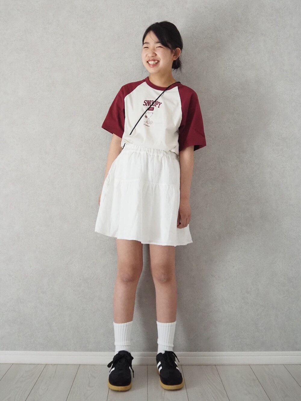 「Tシャツ、UT、スヌーピー、スカート、ミニスカート、UNIQLO、プチプラ、スニーカー、ショルダーバッグ、カジュアルコーデ、シンプルコーデ、お出かけコーデ、休日スタイル、春夏コーデ」｜「UNIQLOのアイテム（Tシャツ/カットソー、レッド系）」を使った、teiccoさん（キッズ・152cm）の春コーディネートの2枚目の写真