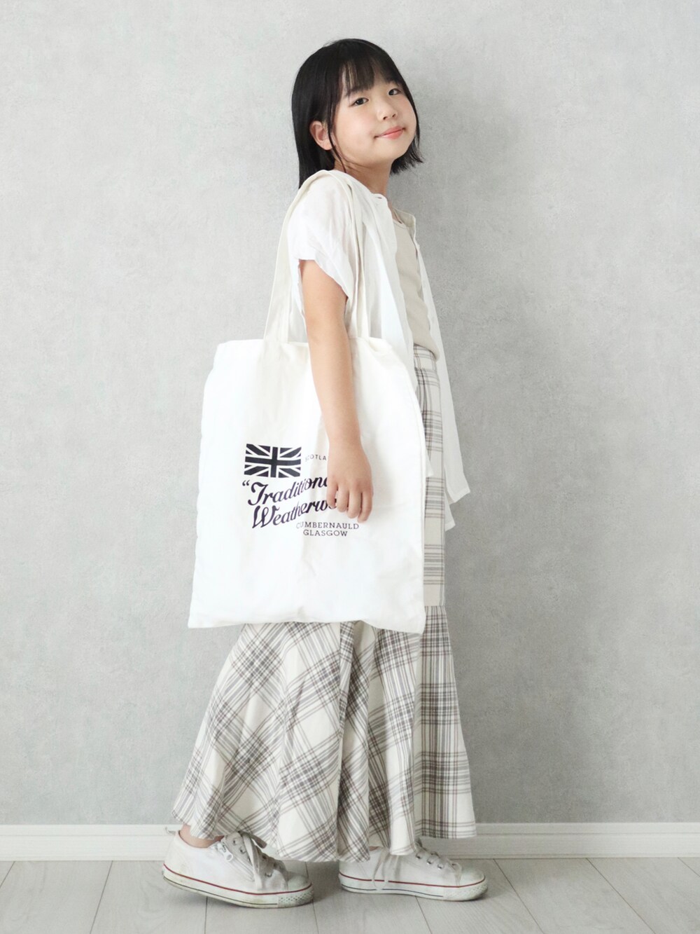 ホワイト系のシャツ/ブラウス、ベージュ系のタンクトップ、ホワイト系のスカートを着用したキッズの夏コーディネートの2枚目の写真