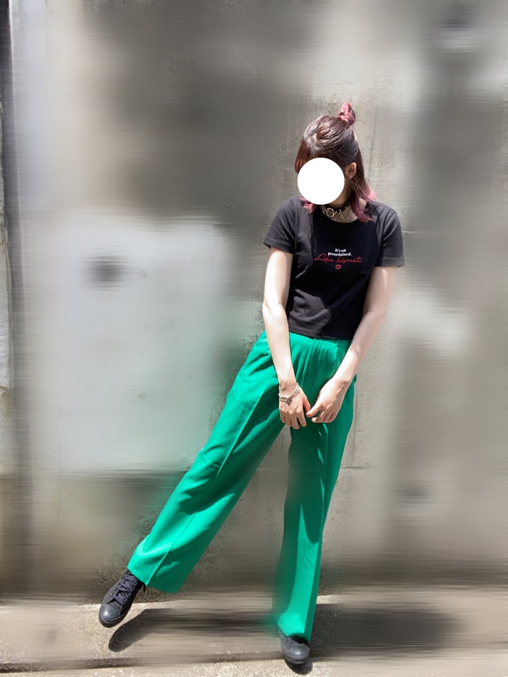 ブラック系のTシャツ/カットソー、グリーン系のその他パンツ、ブラック系のスニーカーを着用したレディースの夏コーディネートの2枚目の写真