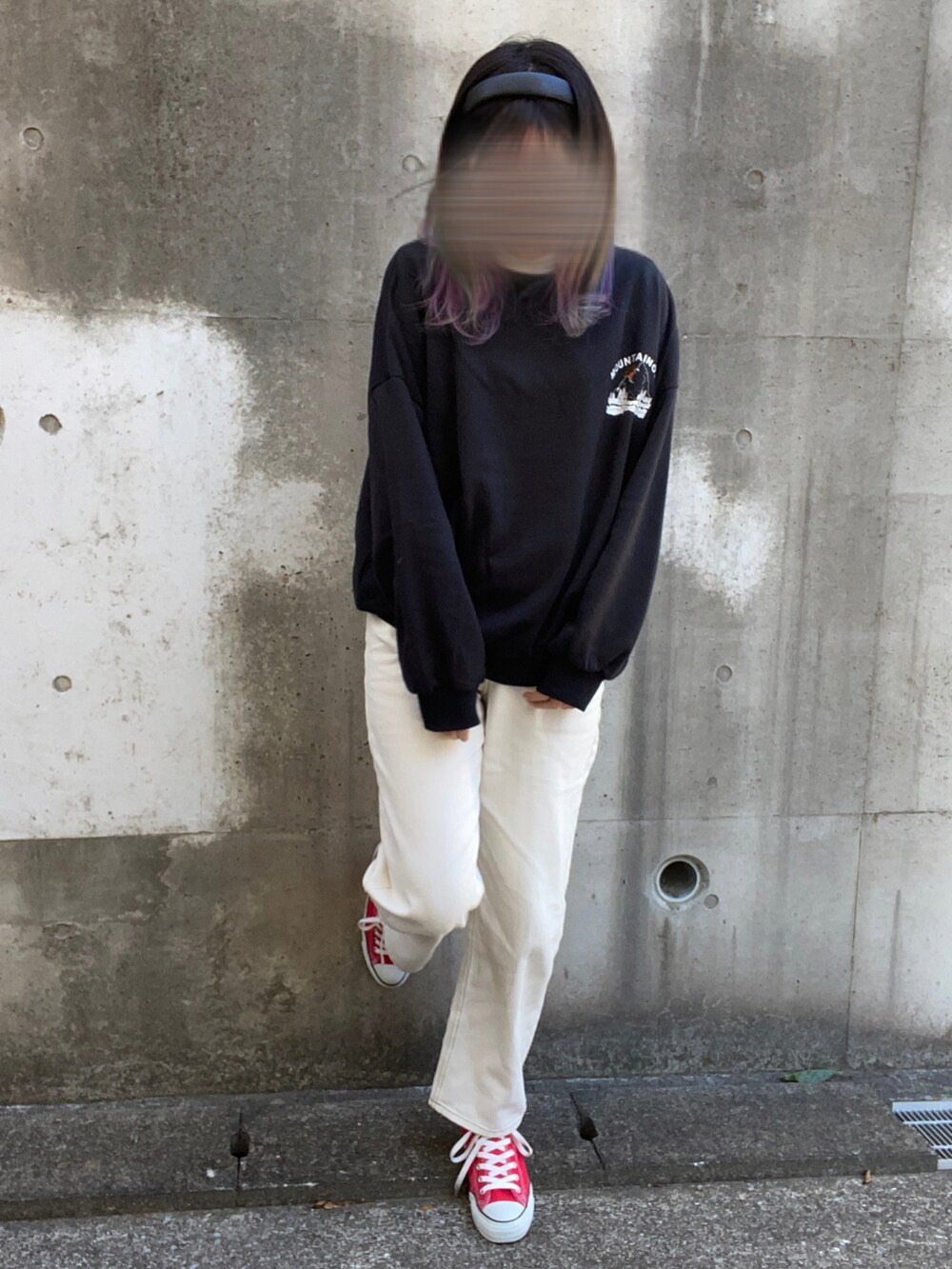 「シンプル、オーバーサイズ、パンツスタイル、shein、リンクコーデ、ジャニヲタ、ブラック×ホワイト、高身長女子、converse、プチプラ、レッド、休日スタイル、ボーイッシュ」｜「Sheinのアイテム（スウェット、ブラック系）」を使った、Echanさん（レディース・171cm）の冬コーディネートの2枚目の写真