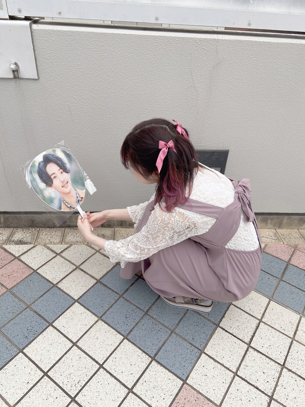 ピンク系のワンピース、シルバー系のサンダル、ピンク系のソックス/靴下を着用したレディースの夏コーディネートの2枚目の写真