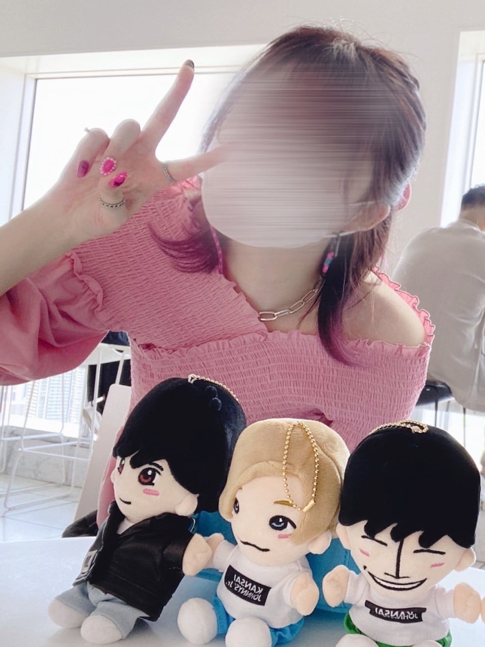 ピンク系のシャツ/ブラウス、ブラック系のパンツ、シルバー系のサンダルを着用したレディースの夏コーディネートの2枚目の写真