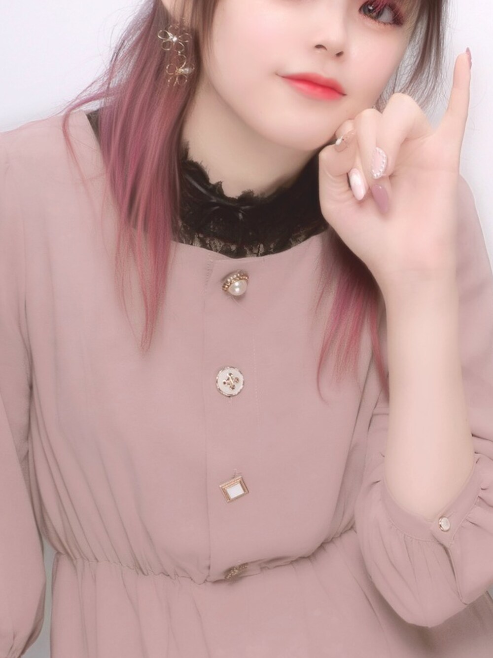 ブラック系のノーカラージャケット、ピンク系のワンピース、ブラック系のブーツを着用したレディースの秋コーディネートの2枚目の写真