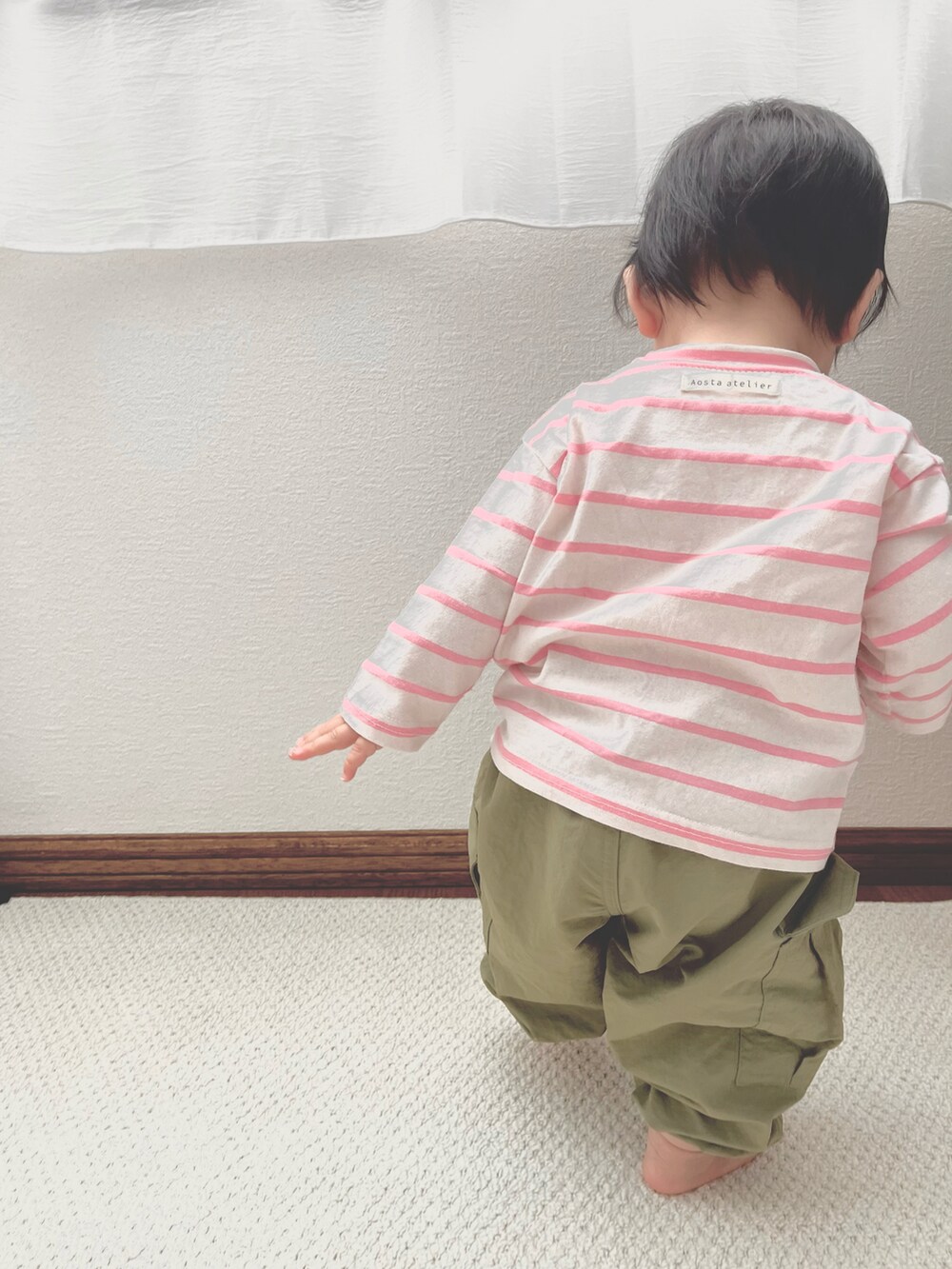 ピンク系のTシャツ/カットソー、グリーン系のカーゴパンツを着用したキッズの冬コーディネートの2枚目の写真