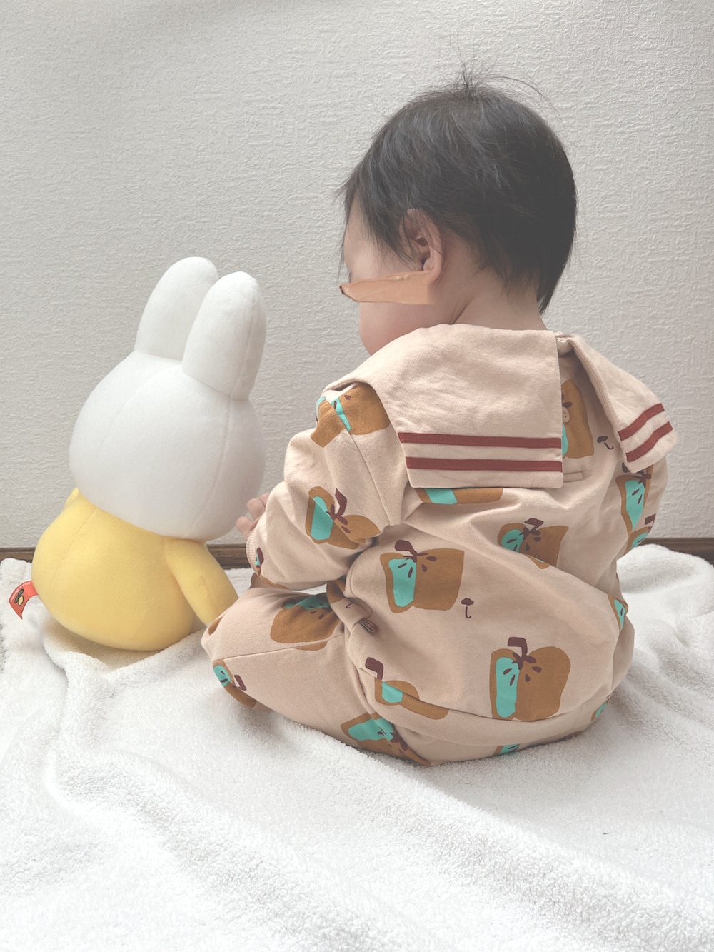 ベージュ系のスウェットを着用したキッズの春コーディネートの2枚目の写真