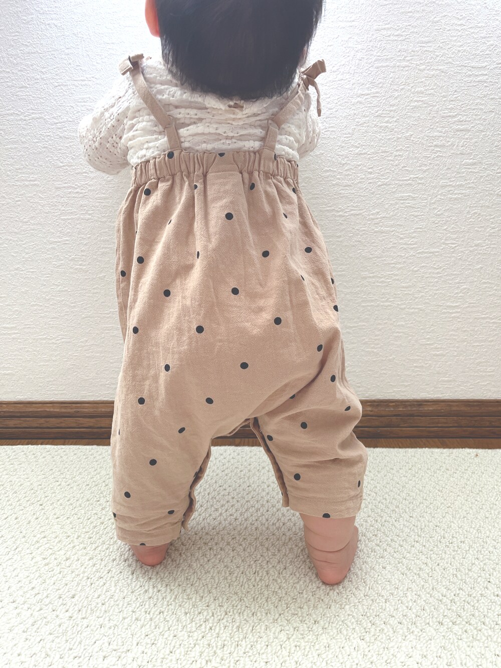 ホワイト系のTシャツ/カットソー、ベージュ系のその他ベビーウェアを着用したキッズの秋コーディネートの2枚目の写真