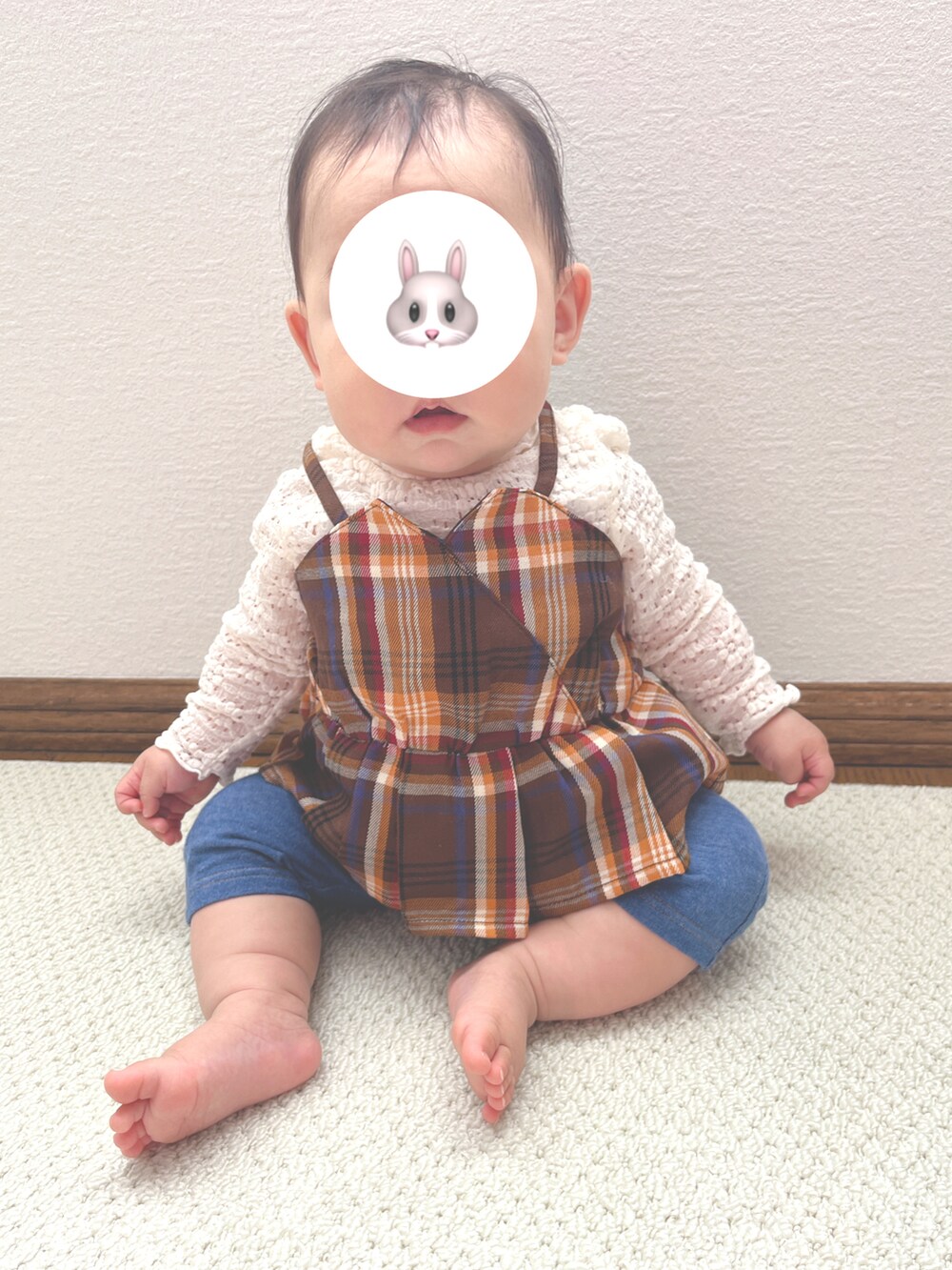 ブラウン系のTシャツ/カットソー、ベージュ系のカーディガン/ボレロ、ホワイト系のTシャツ/カットソーを着用したキッズの秋コーディネートの2枚目の写真