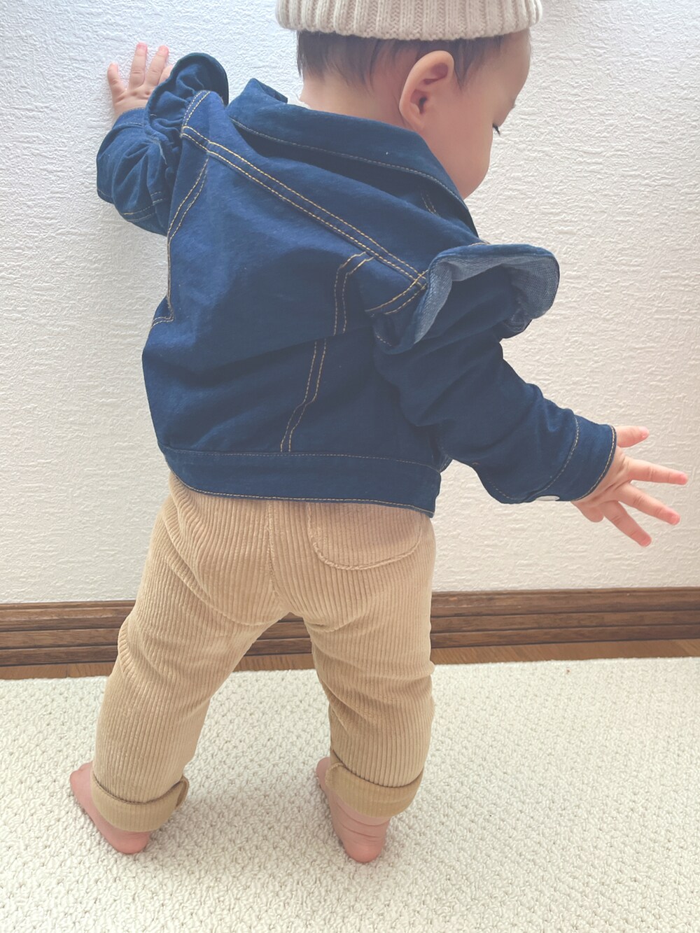 ホワイト系のTシャツ/カットソー、ブルー系のデニムジャケット、ベージュ系のレギンス/スパッツを着用したキッズの秋コーディネートの2枚目の写真