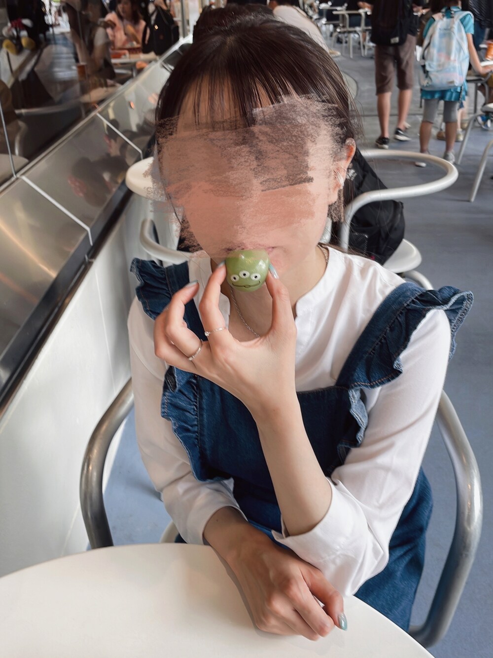 ホワイト系のシャツ/ブラウス、ブルー系のつなぎ/オールインワン、ブラック系のサンダルを着用したレディースの夏コーディネートの2枚目の写真