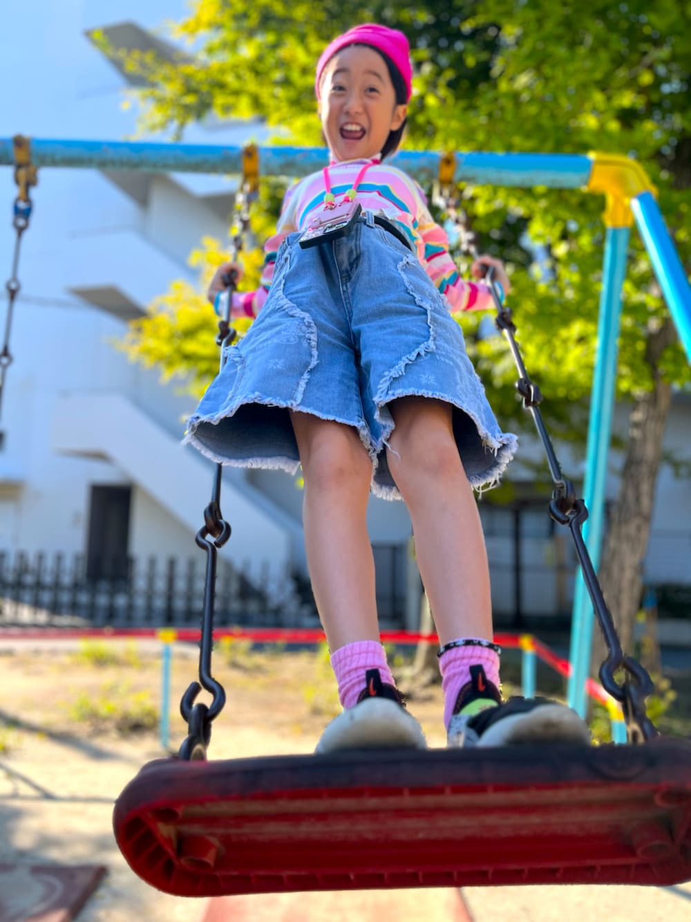 ブラック系のスニーカー、ブルー系のデニムパンツ、ピンク系のTシャツ/カットソーを着用したキッズの秋コーディネートの2枚目の写真