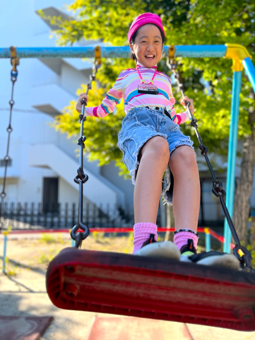 ブラック系のスニーカー、ブルー系のデニムパンツ、ピンク系のTシャツ/カットソーを着用したキッズの秋コーディネートの3枚目の写真