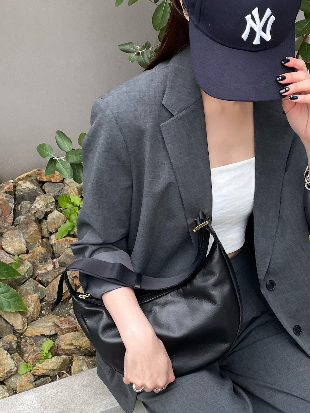 ブラック系のショルダーバッグ、グレー系のスラックス、グレー系のテーラードジャケットを着用したレディースの春コーディネートの3枚目の写真