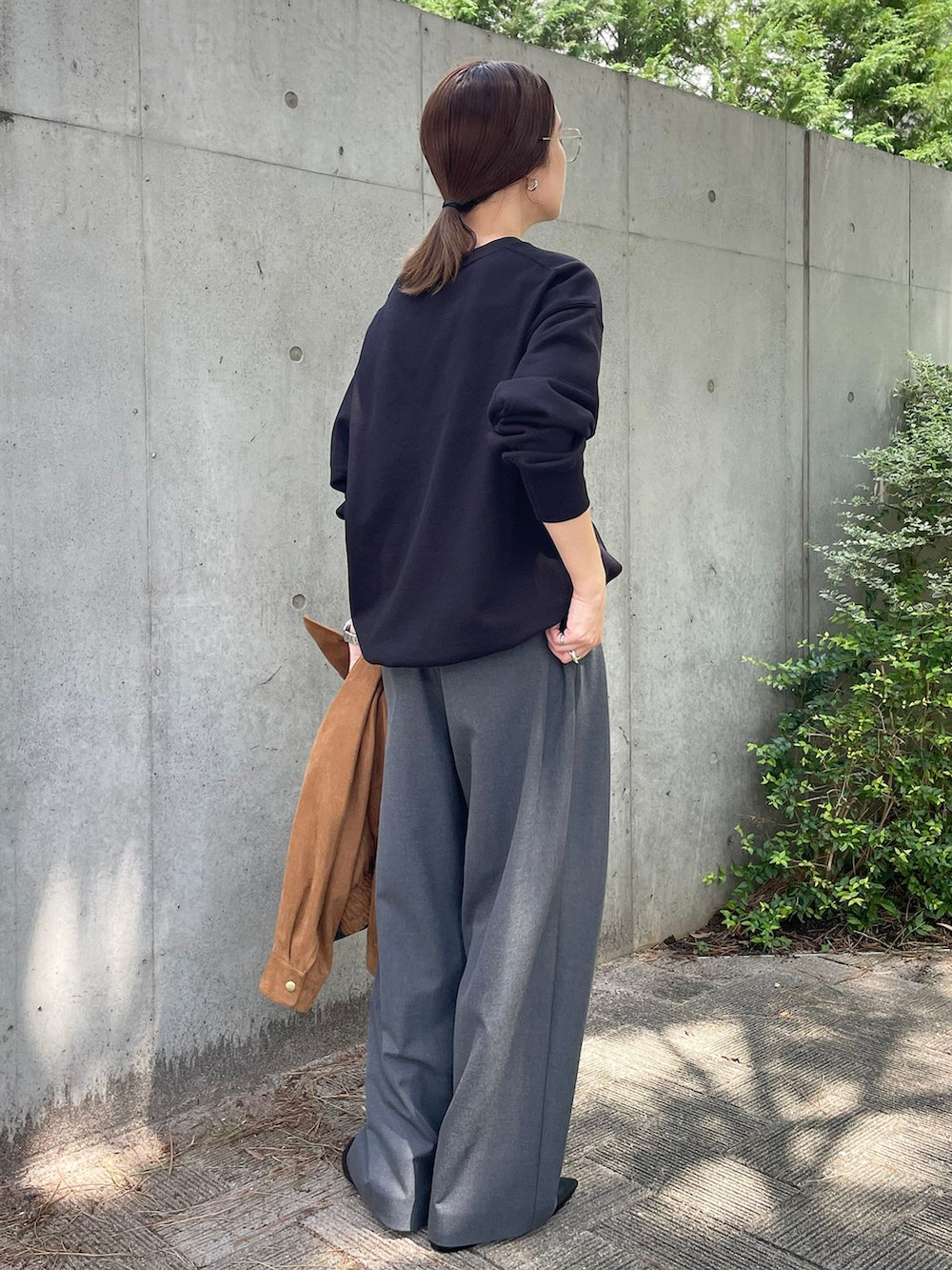 イエロー系のその他アウター、グレー系のスラックス、ブラック系のスウェットを着用したレディースの夏コーディネートの6枚目の写真