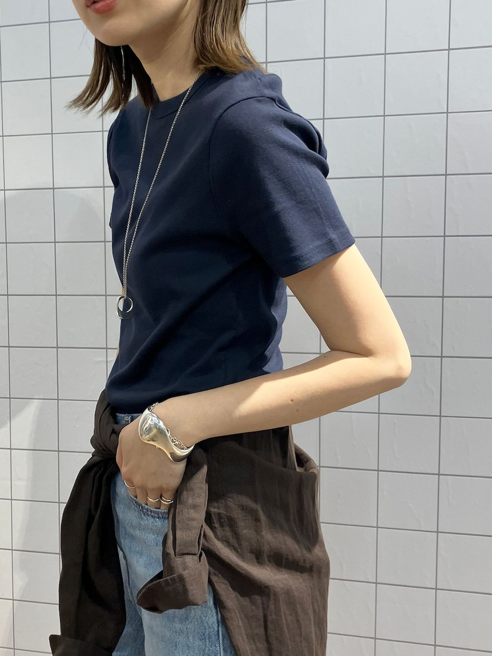 ブルー系のその他パンツ、ブラウン系のシャツ/ブラウス、ブラック系のショルダーバッグを着用したレディースの春コーディネートの7枚目の写真