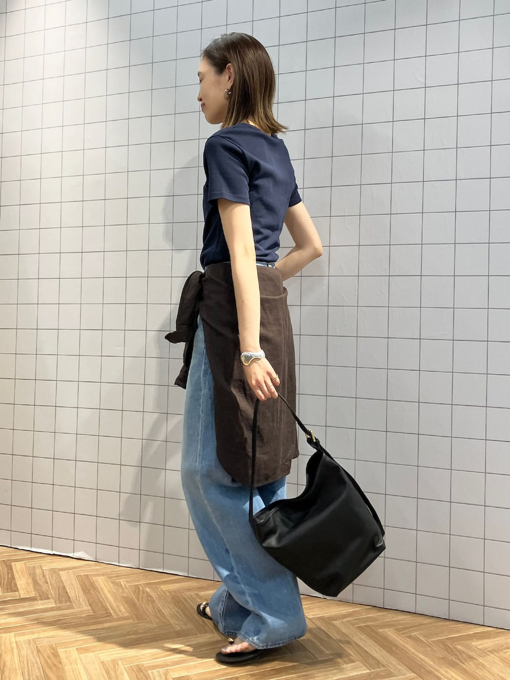 ブルー系のその他パンツ、ブラウン系のシャツ/ブラウス、ブラック系のショルダーバッグを着用したレディースの春コーディネートの4枚目の写真