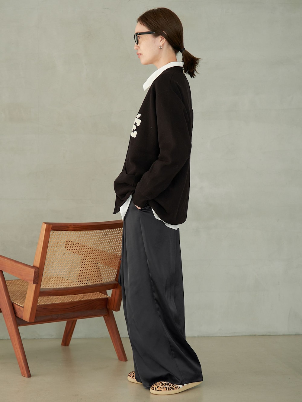 ブラック系のその他パンツ、ホワイト系のシャツ/ブラウス、ブラック系のカーディガン/ボレロを着用したレディースの夏コーディネートの3枚目の写真